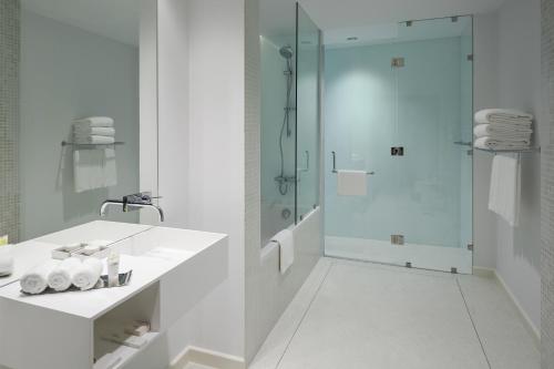 阿可贺巴Staybridge Suites Al Khobar, an IHG Hotel的带淋浴和盥洗盆的白色浴室