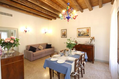 威尼斯Ca' del Pittor Apartments的客厅配有桌子和沙发