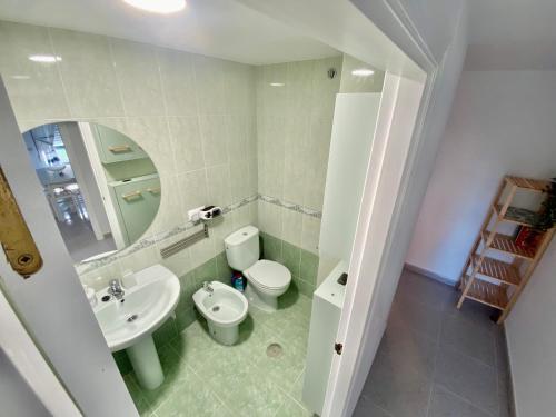 拉卡里达Apartamento La Caridad的浴室配有白色卫生间和盥洗盆。