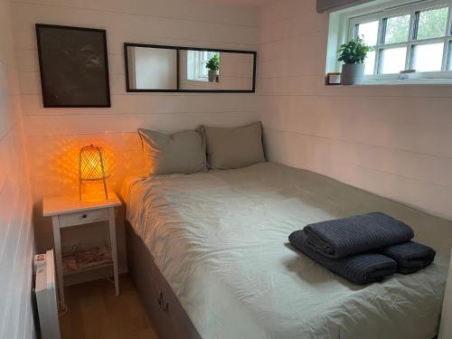 斯德哥尔摩Mini Villa Stockholm Älvsjö S61的小卧室配有一张光线充足的床