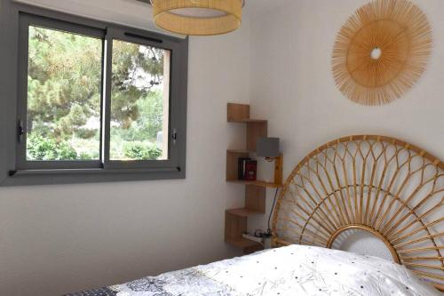 滨海阿热莱斯Le Byblos 7的一间卧室设有一张床和一个窗口