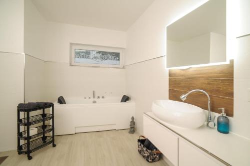 韦尼格罗德Designpension Idyll Nr 3 - Hotel Garni - Sennhütte 1的白色的浴室设有水槽和镜子