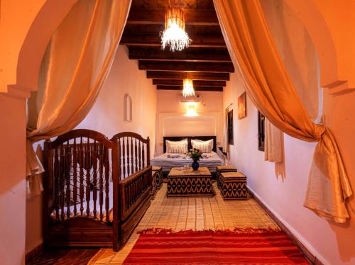 马拉喀什Riad ViewPoint的走廊上设有2张床和1张沙发的房间