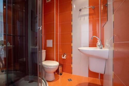 桑丹斯基Къща за гости Арт Хаус - Юг/ Art House - South的浴室配有卫生间、盥洗盆和淋浴。