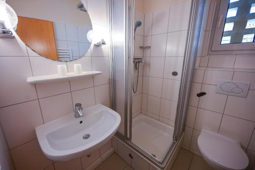 达默Zur schönen Aussicht - FW 11的白色的浴室设有水槽和淋浴。