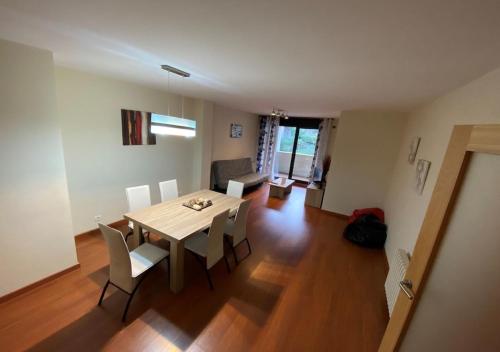 卡尼略Apartament l'Areny 21 - 6p - Canillo - Zona Grandvalira的用餐室以及带桌椅的起居室。