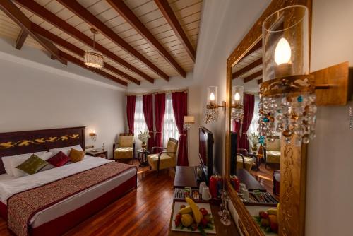 安塔利亚图瓦纳酒店的一间卧室配有一张床和一面大镜子