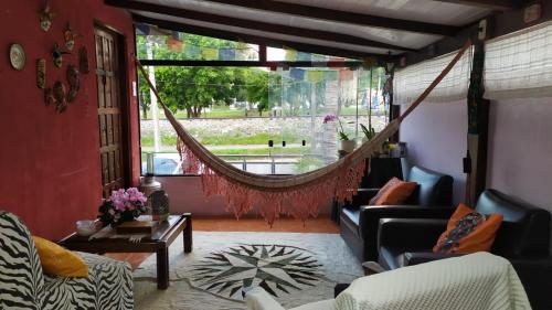 库里提巴Casa Klos - Quartos amplos的客厅配有吊床。