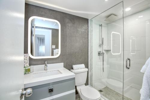 多伦多Town Inn Suites Hotel的浴室配有卫生间、盥洗盆和淋浴。