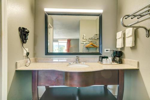 埃利杰Budget Inn Top of Ellijay的一间带水槽和镜子的浴室