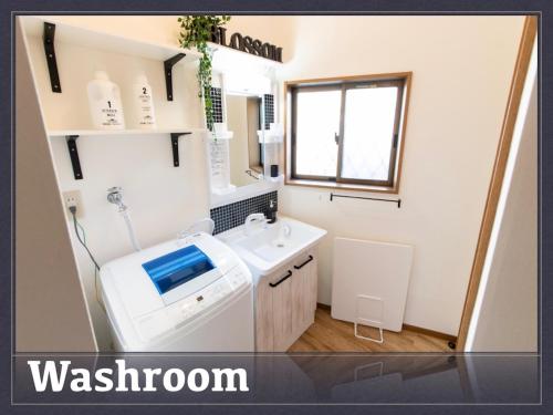 东京BLOSSOM - Vacation STAY 37307v的一间带洗衣机和水槽的浴室