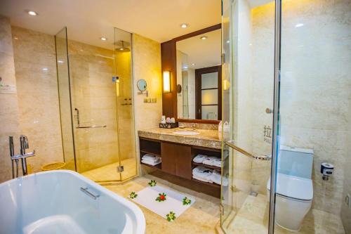 三亚三亚亚龙湾海景国际度假酒店的带浴缸、淋浴和盥洗盆的浴室