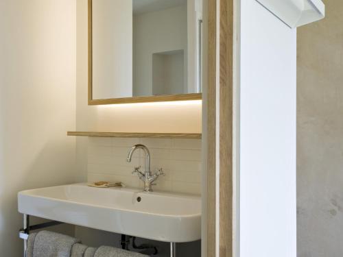 丰特夫罗拉拜Fontevraud L'Ermitage的一间带水槽和镜子的浴室