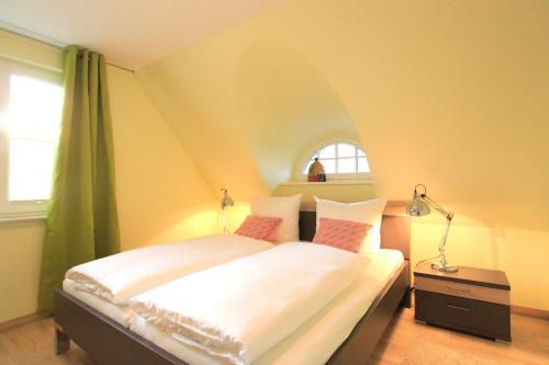 奥斯特巴德里克Ferienhaus Gecko的卧室配有一张大白色床和窗户