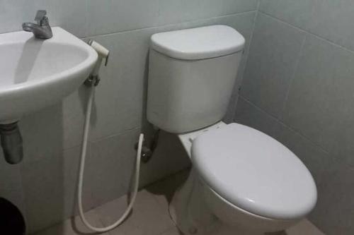 TjolomaduRedDoorz near Bandara Adi Soemarmo Solo的浴室配有白色卫生间和盥洗盆。