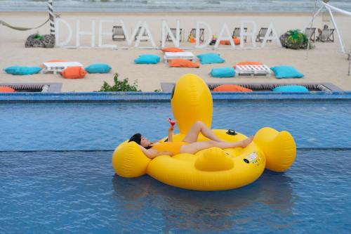 奎武里奎布里德凡达拉海滩别墅酒店的女人在充气