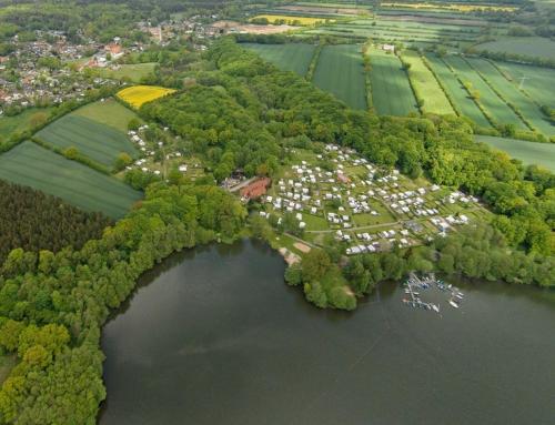 WittenbornSchlaffass的享有树木和房屋的湖泊美景