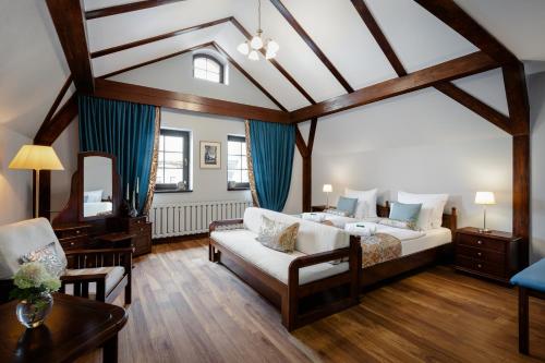 耶莱尼亚古拉巴伦酒店的客厅配有床和沙发