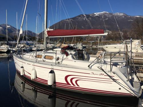 Barca a vela sul lago Maggiore