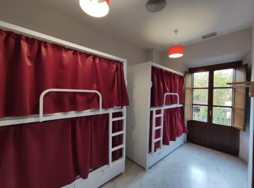 New Samay Hostel客房内的一张或多张双层床