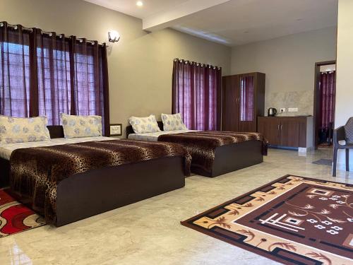 科代卡纳尔RR Holidays的一间带两张床和一张沙发的大卧室