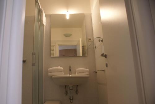 巴德小基希海姆Appartementanlage Bach的白色的浴室设有水槽和镜子