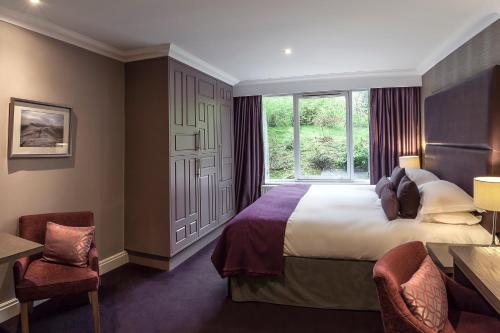 安布尔塞德兰代尔Spa酒店的酒店客房设有床和窗户。