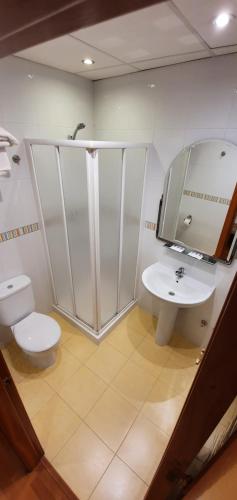 阿尔沃洛特拉科瓦酒店的一间带卫生间、水槽和镜子的浴室