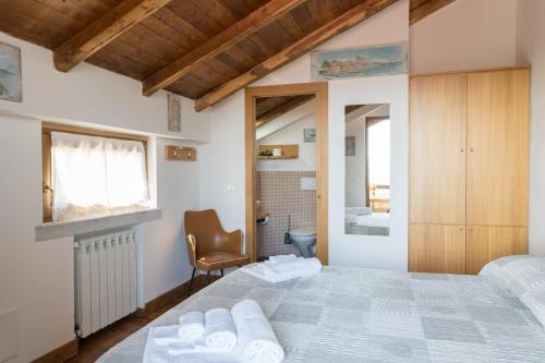 韦扎诺利古雷Ara dei Pre, Terre Marine的一间卧室配有一张大床和毛巾