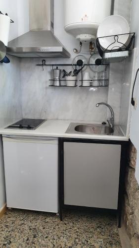 Ventas con Peña AguileraFabrica de Harina的厨房配有白色橱柜和水槽