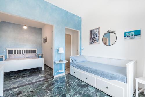 韦内雷港Affittacamere la Tortuga的蓝色和白色的卧室配有两张床