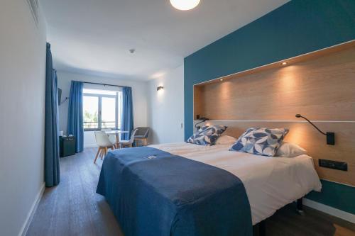 普雷塔斯Playitas Hotel - Sports Resort的一间卧室配有一张大床和大床头板