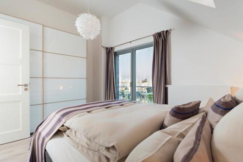 海利根港Ostsee - Appartement Nr 21 "Hexennest" im Strand Resort的一间卧室设有一张大床和一个窗户。