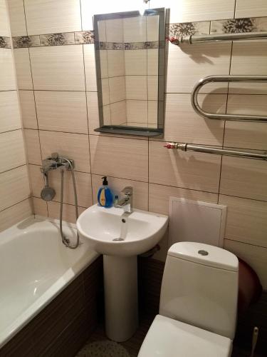 切尔尼戈夫Апартаменти的浴室配有盥洗盆、卫生间和浴缸。