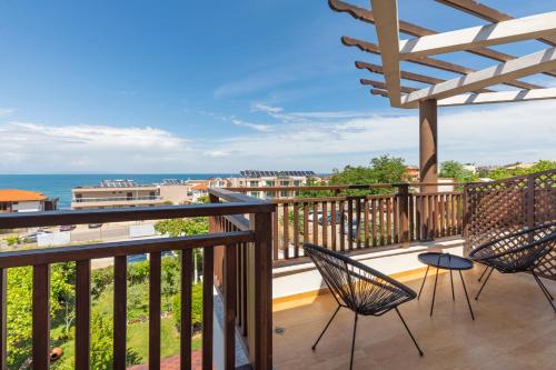 索佐波尔樱桃别墅旅馆的阳台配有椅子,享有海景。