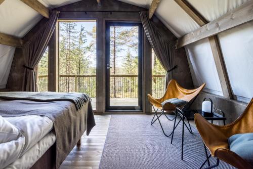 Haltia Lake Lodge nature boutique hotel & glamping客房内的一张或多张床位