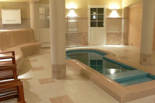 米什科尔茨密斯凯酒店的一个带大堂的酒店客房内的大型游泳池