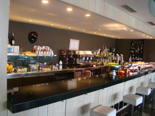 奥图埃利亚奥特拉酒店的餐厅里的酒吧,提供很多食物