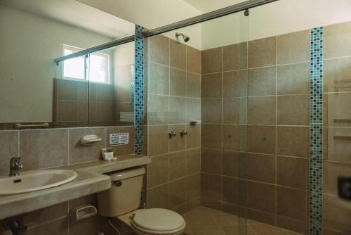 比亚维森西奥Hotel Paloverde Villas Campestres的浴室配有卫生间、盥洗盆和淋浴。