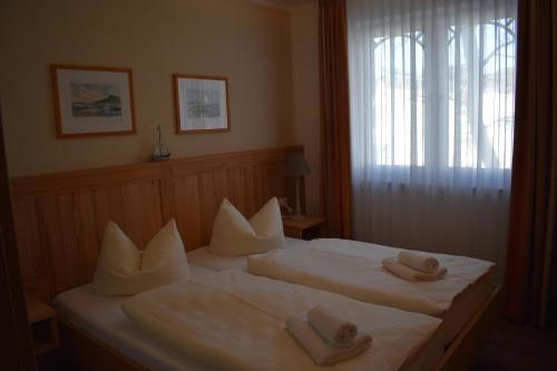 巴贝Villa Carina "Carina`s 911"的酒店客房,配有两张带毛巾的床
