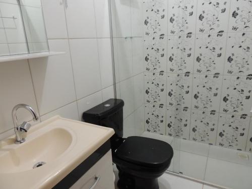 德尔菲诺波利斯Espaço Canastra的浴室设有黑色的卫生间和水槽。