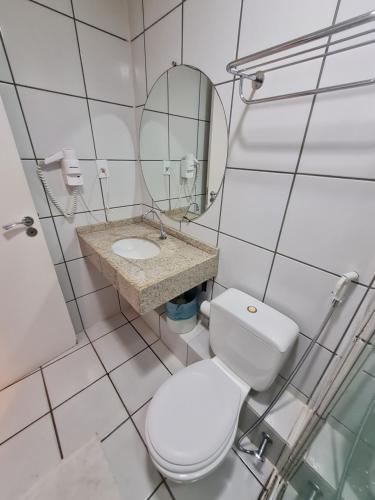 巴雷里尼亚斯Quarto em Gran Lençóis Flat Residence的一间带卫生间、水槽和镜子的浴室