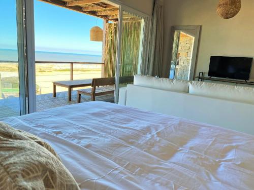 德尔迪阿布罗角Ojos de la Viuda的一间卧室配有一张床,享有海景
