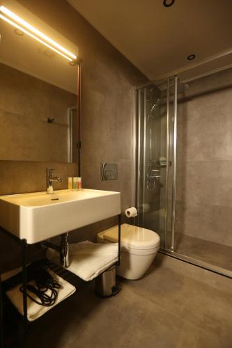 Moja City Hotel的一间浴室