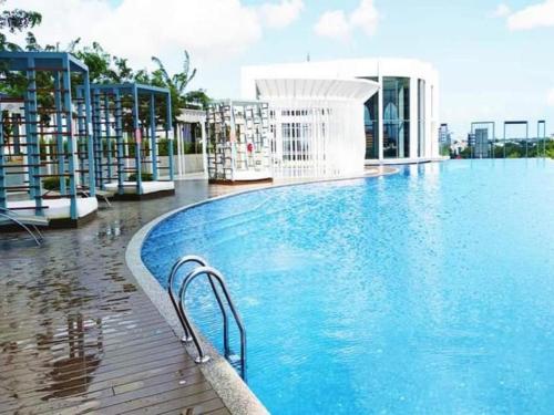 哥打巴鲁Zulanie Suite Troika Residence, SPACIOUS AND COZY WITH POOL, Free Wifi & Netflix in Golden Triangle of Kota Bharu的大楼顶部的大型游泳池