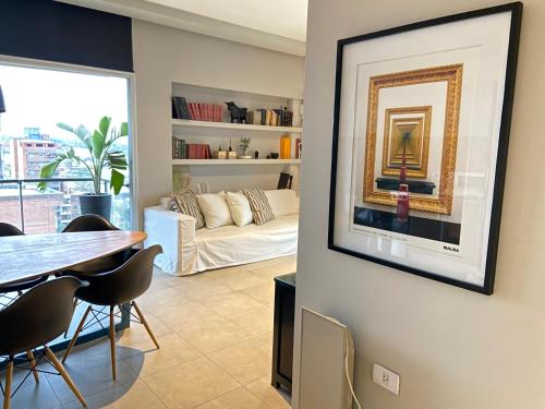 圣米格尔·德·图库玛Garden Point Luxury Apartments的客厅配有桌子和沙发