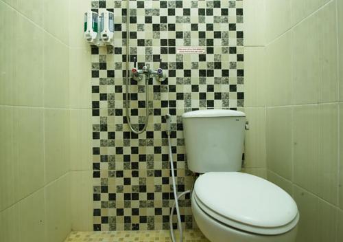 日惹诺拉度假屋的一间带卫生间和淋浴的浴室
