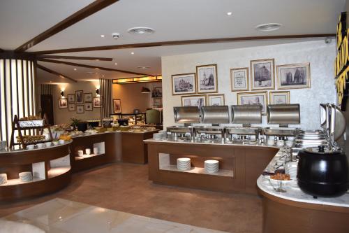 Faletti's Grand Hotel Multan餐厅或其他用餐的地方