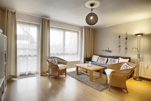 青斯特Sandstrand FW 17的客厅配有沙发、椅子和桌子