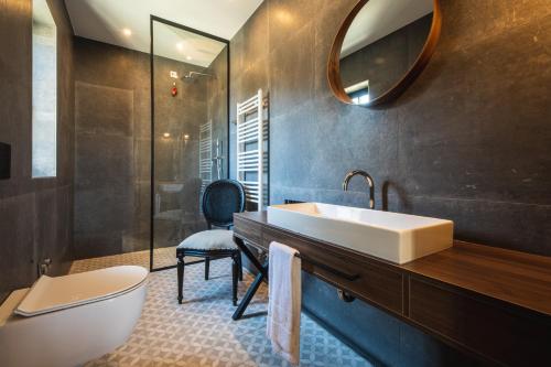 瓦比尼科DESIGN hotel VERBENICUM的一间带水槽、卫生间和镜子的浴室